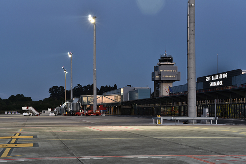 METALUX Trabajo Iluminación Aeropuerto